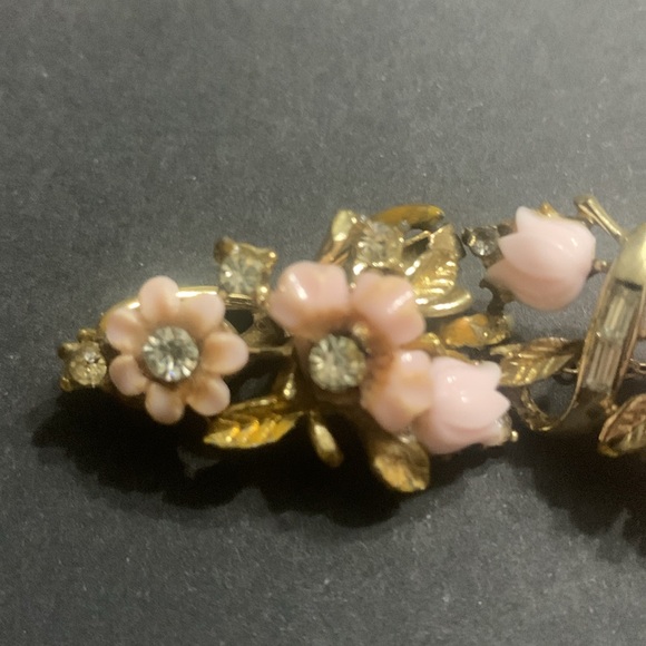 Vintage Coro Pink Flower bracelet set in gold metal w/ safety chain - Picture 4 of 9